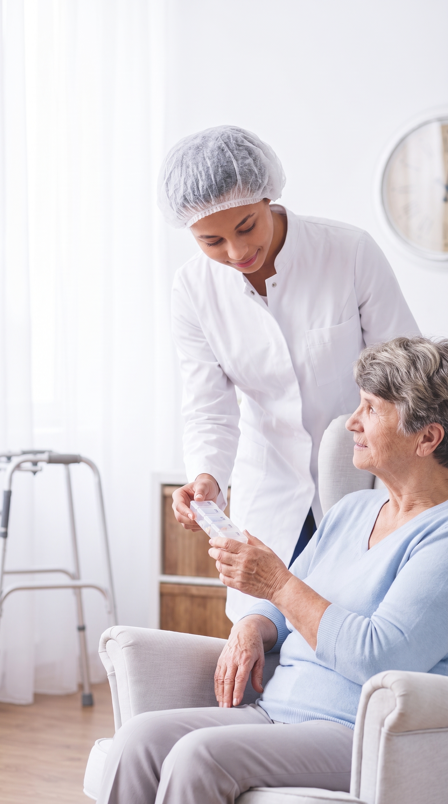 Cuidadora entregando medicação a paciente idosa